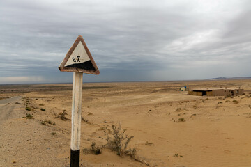 Usbekistan: Wüstenfestung Ayaz quala mit Verkehrsschild im Vordergrund