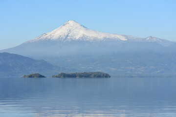 Lago Calafqu&eacute;n y volc&aacute;n Villarrica