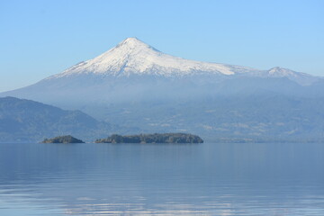 Lago Calafquén y volcán Villarrica