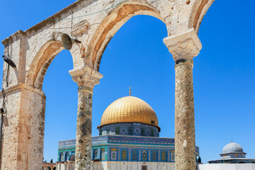 Dome of the rock Temple mountain - 662983880