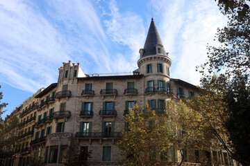 Historische Altbaufassaden in L’Eixample und Gracia, Stadtviertel von Barcelona, Spanien