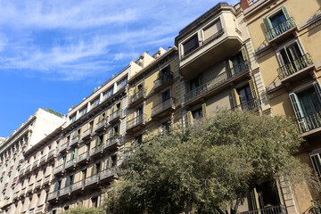 Fototapeta na wymiar Historische Altbaufassaden in L’Eixample und Gracia, Stadtviertel von Barcelona, Spanien