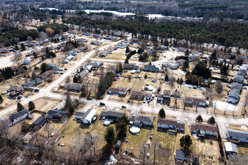 Obraz premium Capture the winter wonder of Barrie, Ontario, Canada, through this stunning drone photograph. Showcasing frozen lakes, dried-out trees, and grass, the image highlights the seasonal beauty of the area