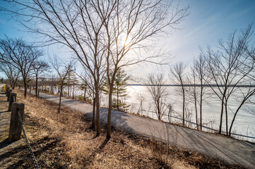 Fototapeta premium Embrace the serene beauty of Lake Simcoe in winter with this stunning image of its frozen surface. A symbol of the season's quietude and majestic charm, this picture is perfect for themes of Canadian 