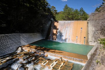 霧島を美しく流れる青い川