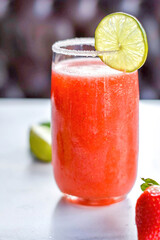 Bebida limonada de fresa con rodajas de limón