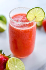 Bebida limonada de fresa con rodajas de limón