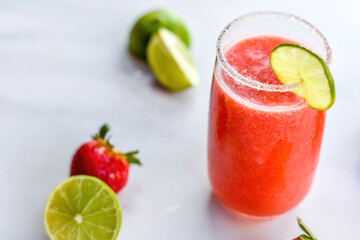 Bebida limonada de fresa con rodajas de limón