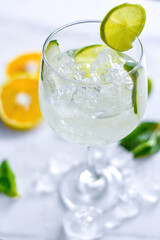 Bebida alcohólica Gin tonic con limón y pepino 