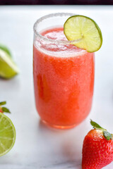 Bebida limonada de fresa con rodajas de limón