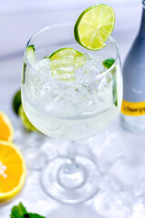 Bebida alcohólica Gin tonic con limón y pepino 