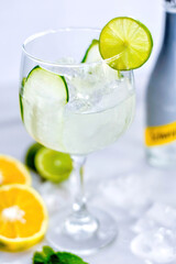 Bebida alcohólica Gin tonic con limón y pepino 