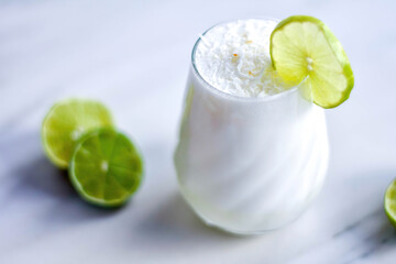 Bebida limonada de coco con rodajas de limón