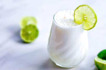 Bebida limonada de coco con rodajas de limón