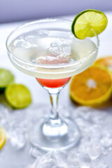 Bebida alcohólica margarina acompañada de limón