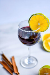 Bebida alcohólica de vino acompañado de fruta 