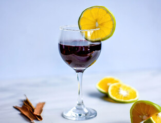 Bebida alcohólica de vino acompañado de fruta 