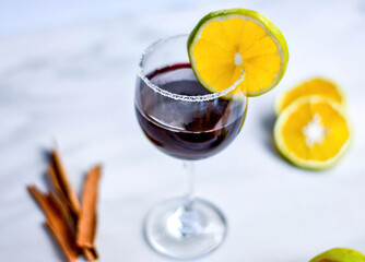 Bebida alcohólica de vino acompañado de fruta 
