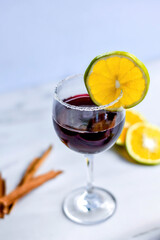 Bebida alcohólica de vino acompañado de fruta 