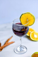 Bebida alcohólica de vino acompañado de fruta 