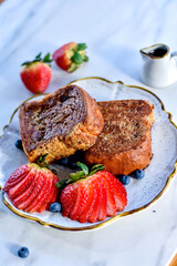 Tostadas francesas, plato tradicional con variedad de frutas 