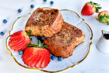 Tostadas francesas, plato tradicional con variedad de frutas 