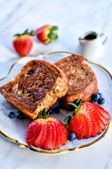 Tostadas francesas, plato tradicional con variedad de frutas 