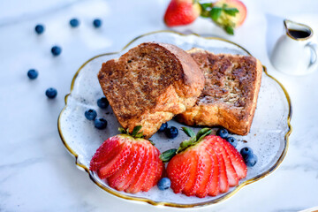 Tostadas francesas, plato tradicional con variedad de frutas 