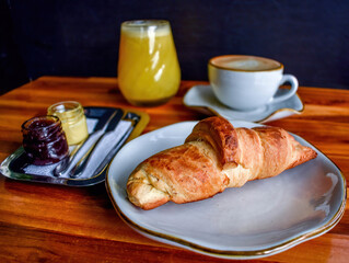 desayuno con croissant, café y jugo