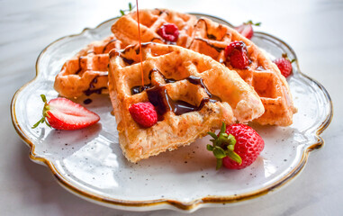 Waffles con fruta, chocolate y mapple