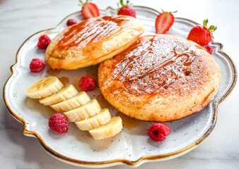 Pancakes con fruta y mapple