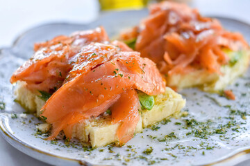 Desayuno saludable con aguacate y salmón