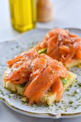 Desayuno saludable con aguacate y salmón