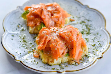Desayuno saludable con aguacate y salmón