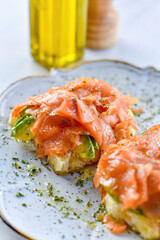 Desayuno saludable con aguacate y salmón