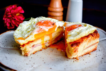 Sándwich con variedad de jamones y salsas  