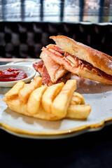 Sándwich con variedad de jamones y salsas  