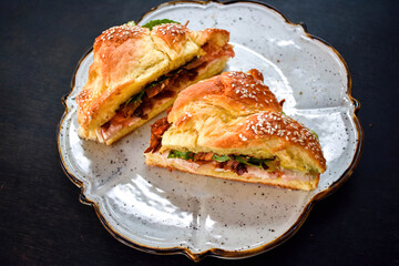 Sándwich con variedad de jamones y salsas  