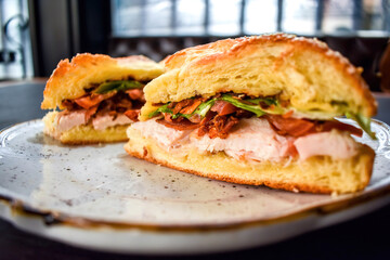 Sándwich con variedad de jamones y salsas  