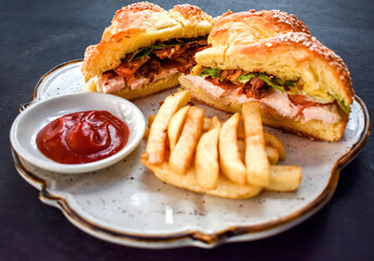 Sándwich con variedad de jamones y salsas  