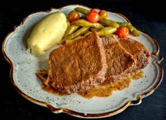 Plato de comida, con carnes, ensalada de puré de papa.
Menú de almuerzo