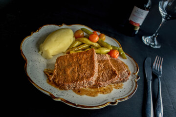 Plato de comida, con carnes, ensalada de puré de papa.
Menú de almuerzo