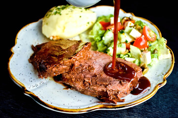 Plato de comida, con carnes, ensalada de puré de papa.
Menú de almuerzo
