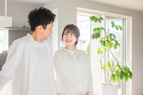 家で結婚生活を楽しむ夫婦・カップル・ディンクス・恋人・新婚
