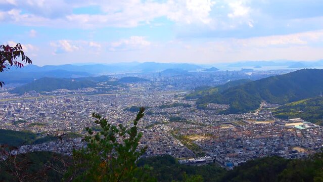 火山から見える広島市街の風景と瀬戸内海に浮かぶ島々 4K 2023年10月15日
