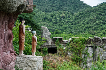 bouddha au flanc d'une colline et sculptures bouddhistes en Thaïlande dans la région de Pranburi