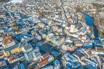 Das winterliche Stadtzentrum der Kreisstadt Regen im Bayerischen Wald aus der Luft