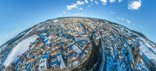 Ausblick auf Regen im Bayerischen Wald an einem sonnigen Winternachmitttag
