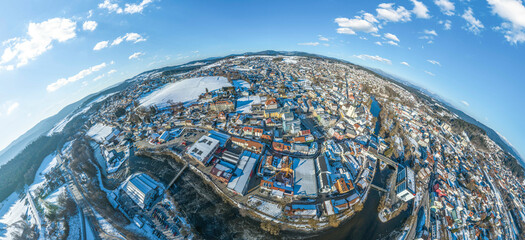 Panoramablick auf Regen im Bayerischen Wald an einem sonnigen Spätnachmitttag im Winter