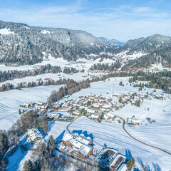 Ausblick auf den Oberstdorfer Ortsteil Kornau nahe der Söllereckbahn im Winter